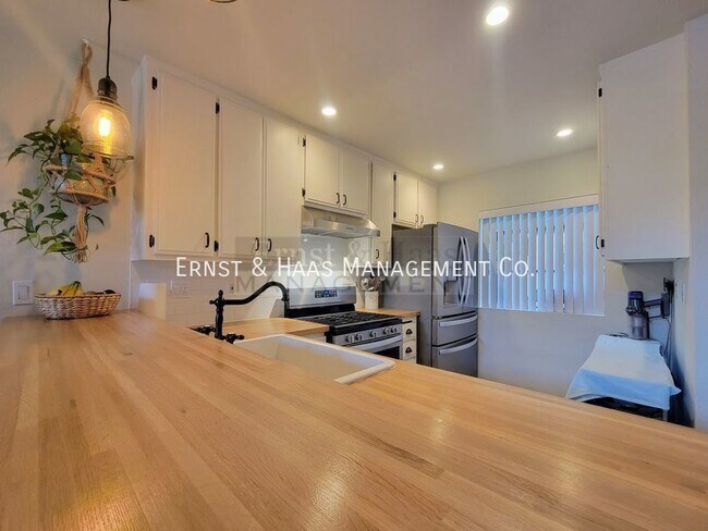 Foto del edificio - Beautiful Lakeside 1 Bedroom Loft Condo at...