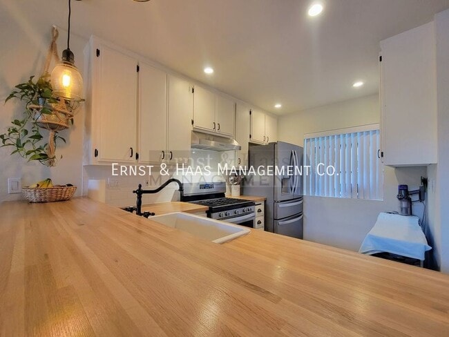 Building Photo - Beautiful Lakeside 1 Bedroom Loft Condo at...