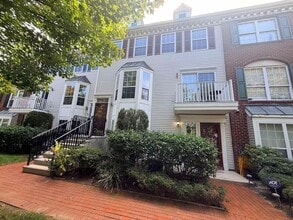 Building Photo - 10 Redwood St