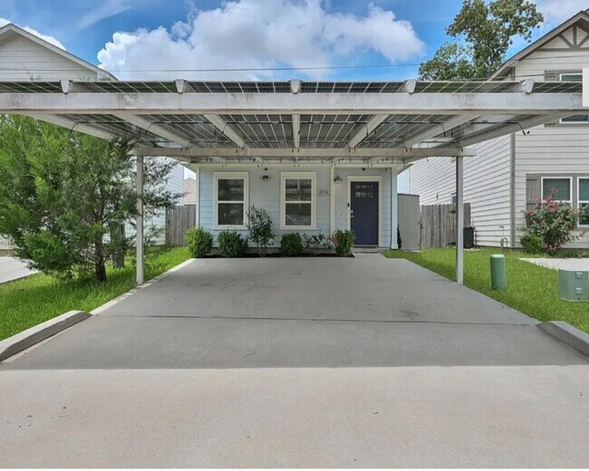Foto del edificio - Rare opportunity to lease one of the few 3-bedroom, 3-bath homes in Lake Conroe Village!