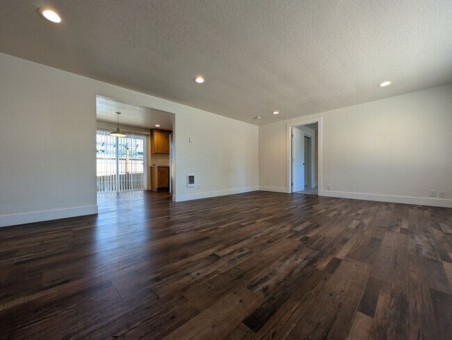 Foto del edificio - Beautiful 3 Bedroom, 2 Bath Home In The Ri...