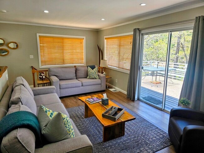 Foto del edificio - Modern 2 Bed / 2 Bath Near Bear Mountain Ski Resort & Golf Course