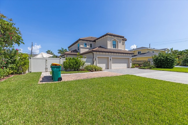 Building Photo - 110 Poinsetta St