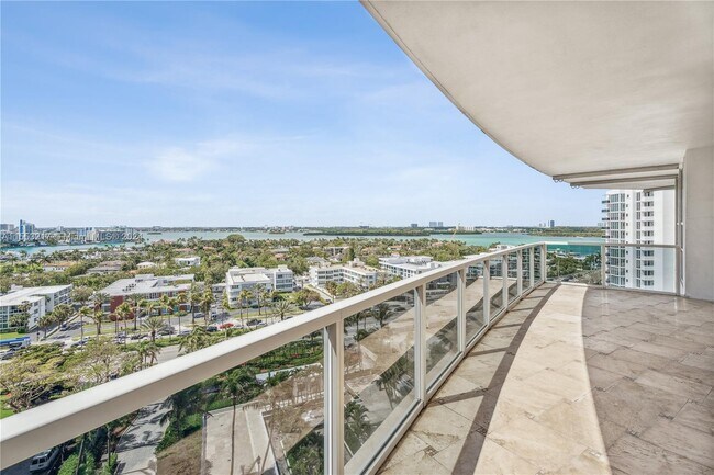 Foto del edificio - 10225 Collins Ave