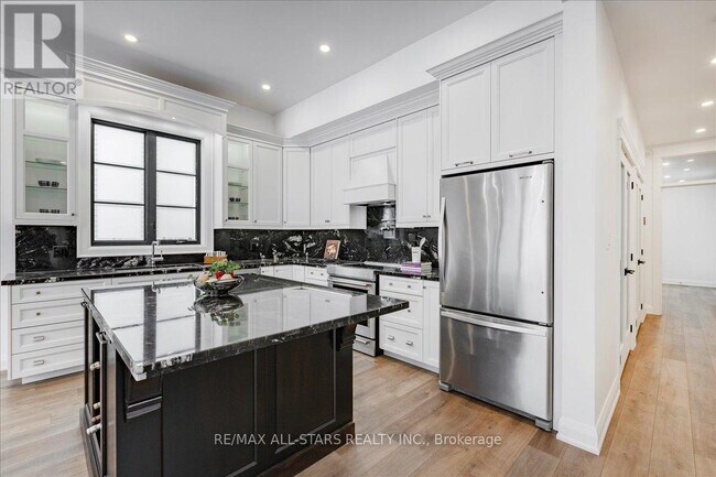 Photo du bâtiment - 929 Lake Dr N