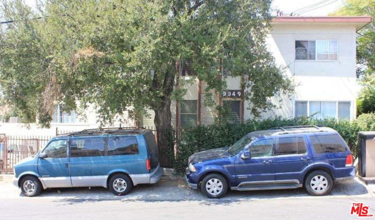 Foto principal - 9949 Pinewood Ave