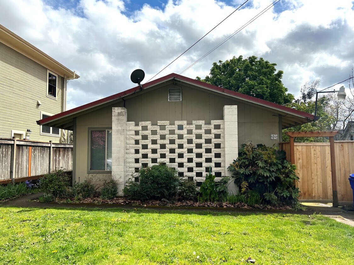 Primary Photo - SFH 119 - Francis Duplex