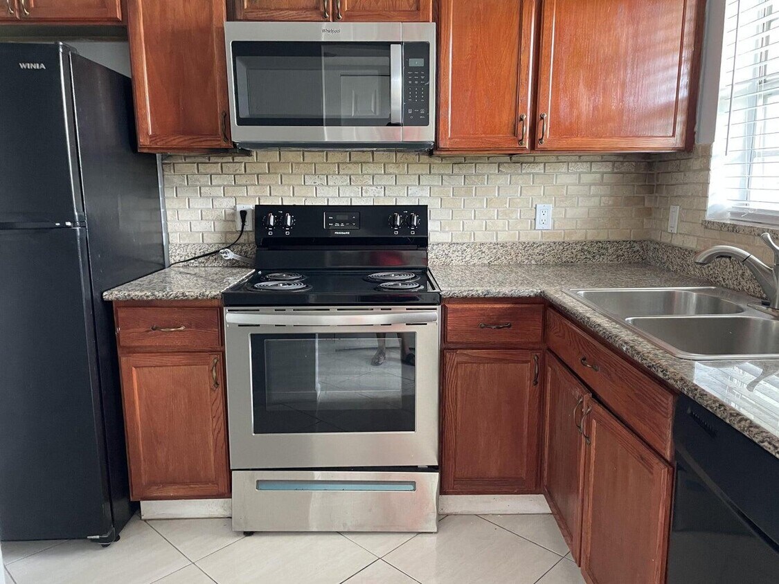 Foto principal - 1638 Embassy 305 Dr