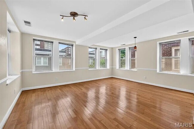 Foto del edificio - 5360 Pershing Ave