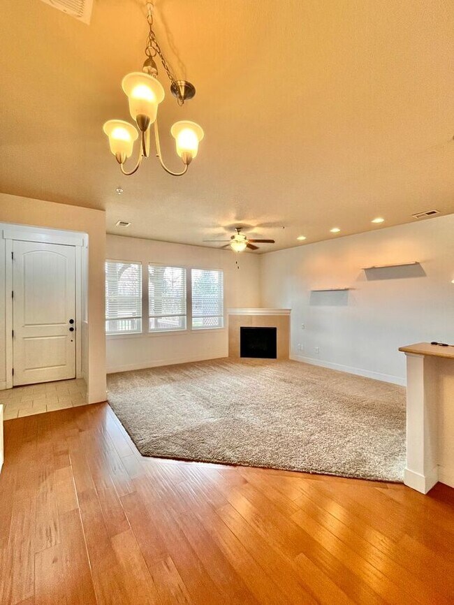 Foto del edificio - 3 Bedroom / 2.5 Bath Condo with 1 car attached garage in Fossil Lake Subdivision in Fort Collins, CO