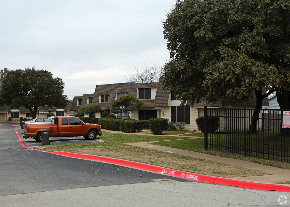 South Fork Townhomes Apartments in Fort Worth, TX
