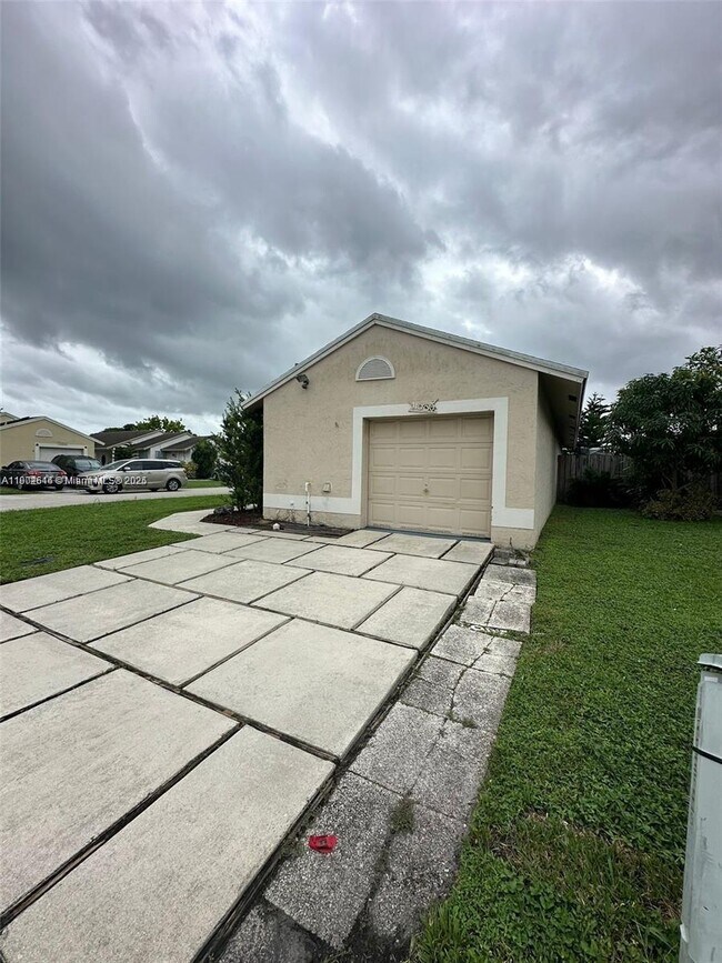 Foto del edificio - 11000 SW 10th Ct