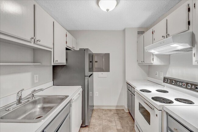 Foto del edificio - 1-bedroom, 1-bath condo