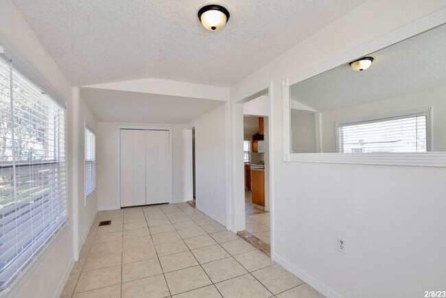 Building Photo - Cozy 2/1 Spacious Duplex Near East Lake To...