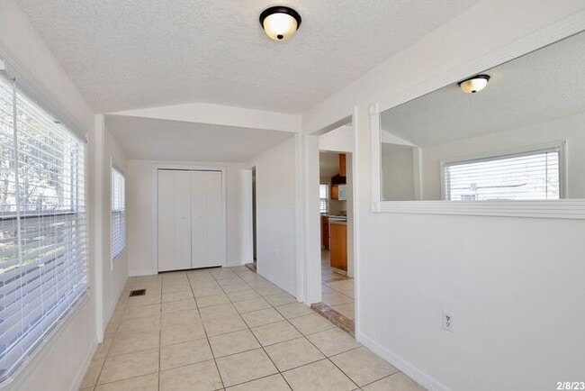 Foto del edificio - Cozy 2/1 Spacious Duplex Near East Lake To...