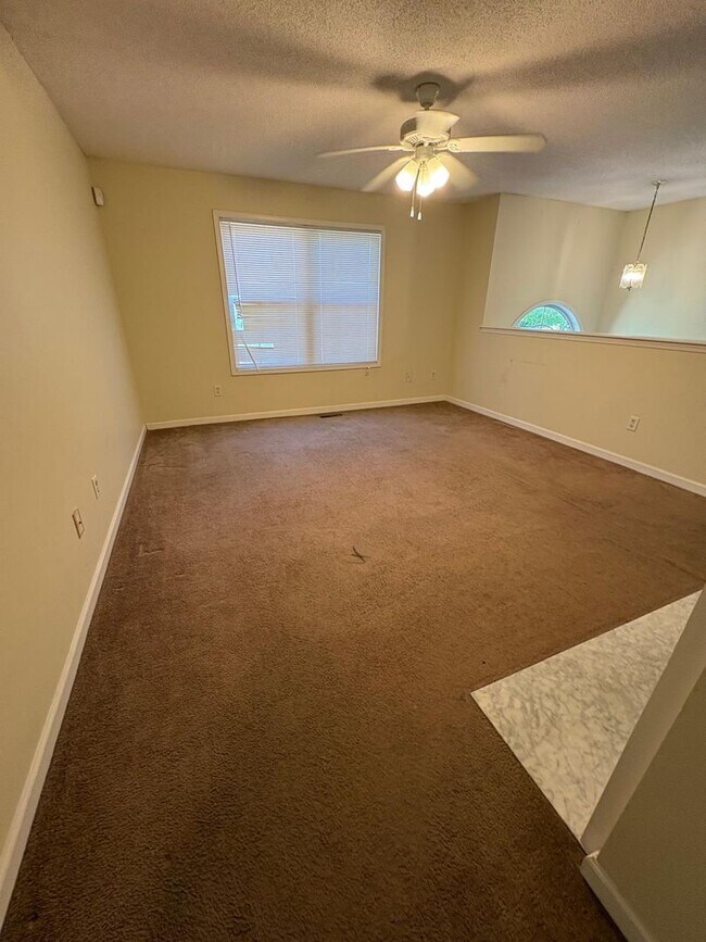 Foto del edificio - 886 Eagles Nest Cir