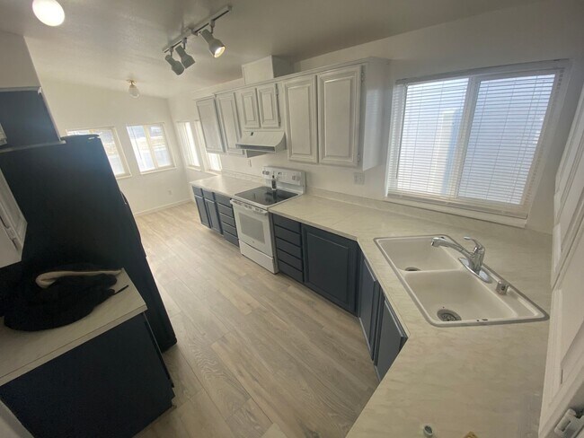 Building Photo - Updated 3 Bedroom / 2 Bath Mobile Home on ...