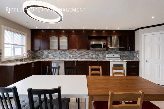Building Photo - SPACIOUS 3-BED + DEN, 2.5-BATH HOUSE (UPPER) | PRIVATE BACKYARD | ATTACHED GARAGE