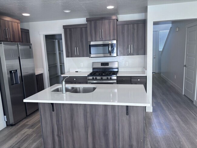 Building Photo - 4 bed | 2 1/2 bath | 2 car garage in Desert Canyon with washer/dryer/fridge