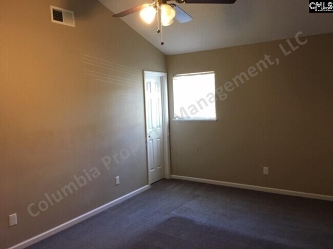 Building Photo - 105 Deerwood Run Trail