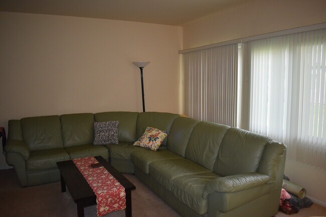 Foto del edificio - 932 Hidden Lake Dr