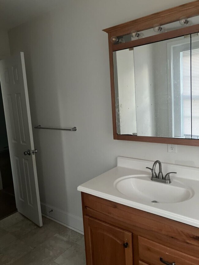 Building Photo - 3 Bedroom, 2 Bath House in the Grid walking distance to ECU