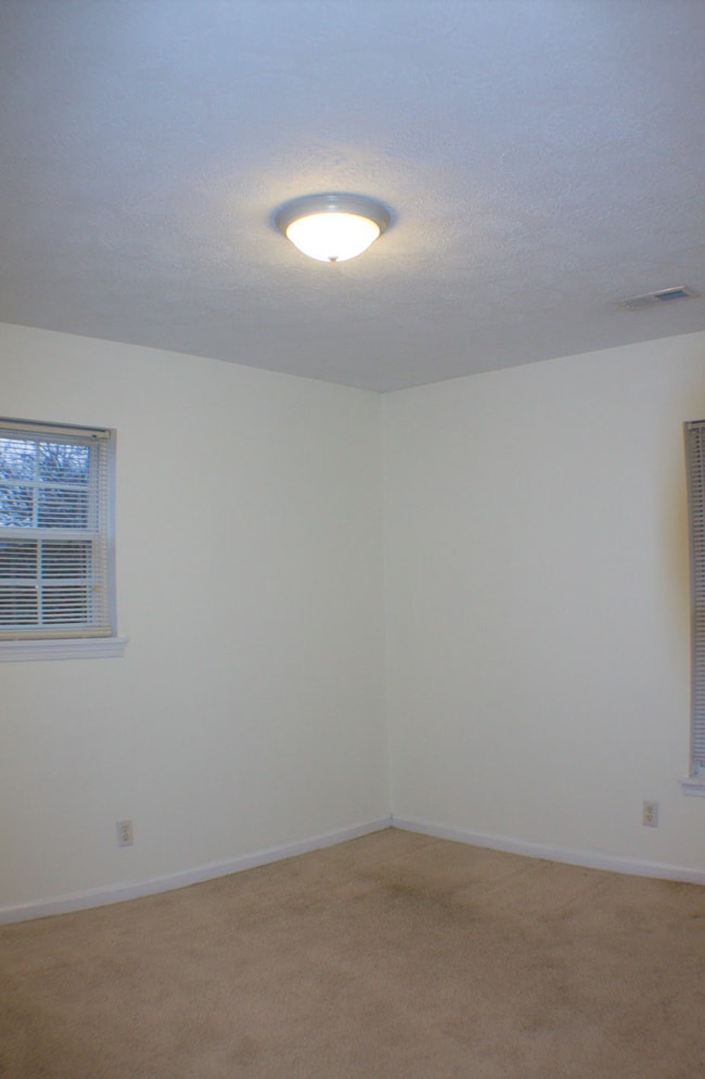 Building Photo - 2 bedroom 1 bath upper floor apartment.
