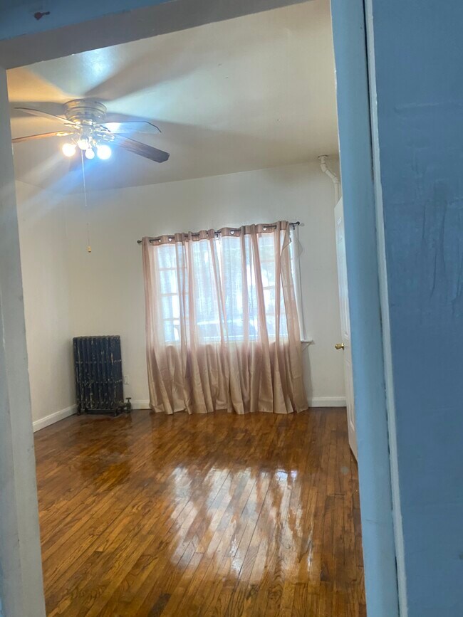 Living room. - 314 Rutter Ave