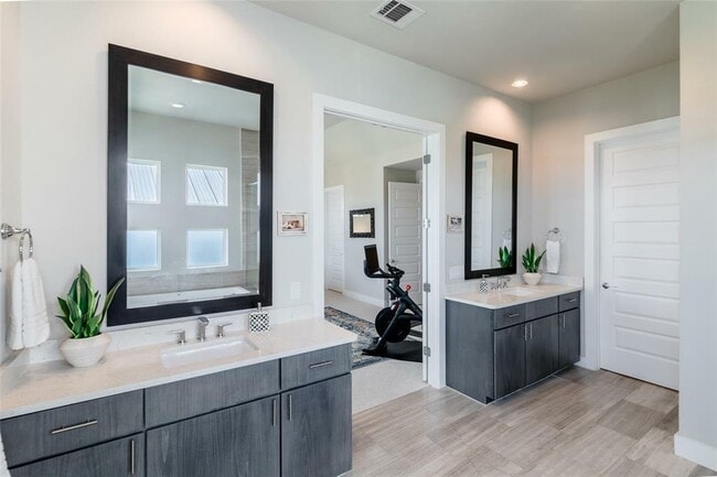 Building Photo - 6025 Seville Dr