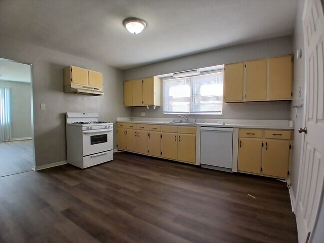 Building Photo - 3 Bedroom Home for Rent- Steps from Ball S...