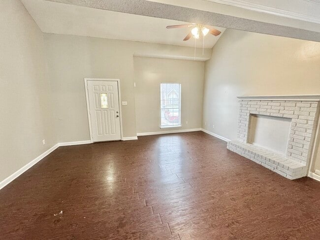 Building Photo - 5825 Plum Valley Dr