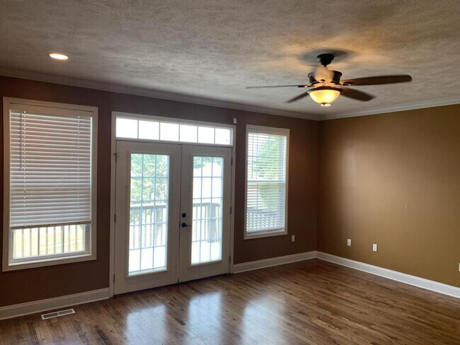 Building Photo - 1000-1004 Green Way Dr