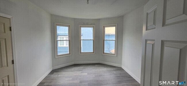 Building Photo - 379 Sigourney St