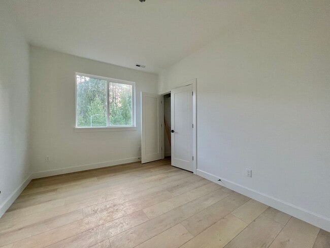 Building Photo - NEW BUILT!! STUNNING SANDY, OR TOWNHOME!