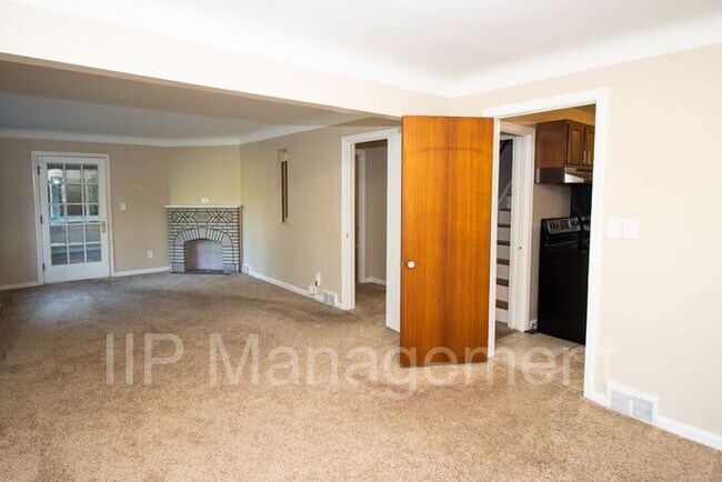 Building Photo - Beautiful 3 bedroom home in Richmond Hts! ...