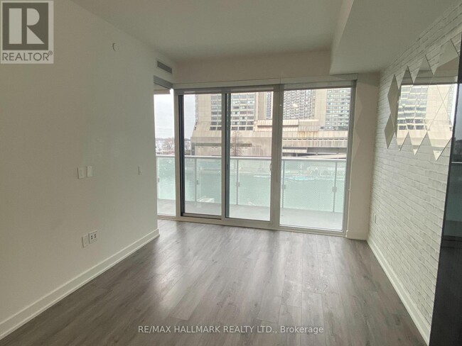 Building Photo - 15 Queens Quay E