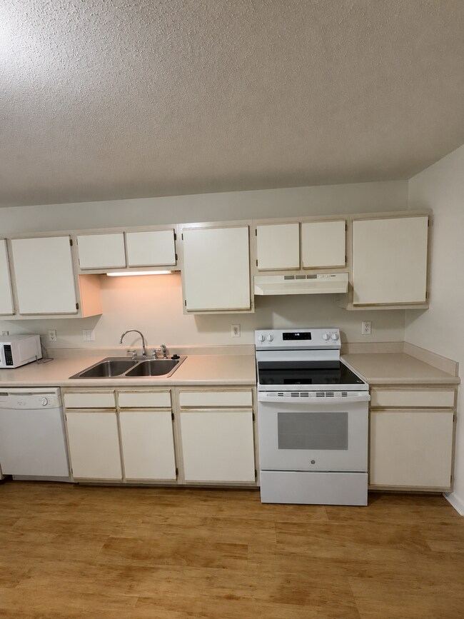 Building Photo - Charming 2 Bedroom, 2 Bath Duplex in Hubert 206 Faison Lane