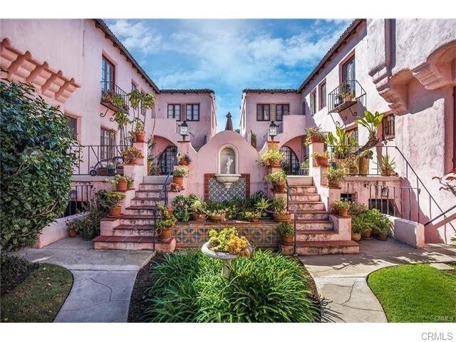 courtyard view from mailboxes area - 1728 E 3rd St