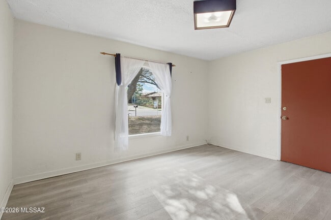 Building Photo - 1419 E Linden St