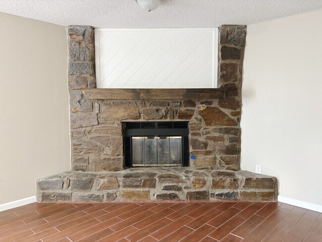 Foto del edificio - Spacious 1 Bedroom Duplex, 2 car garage