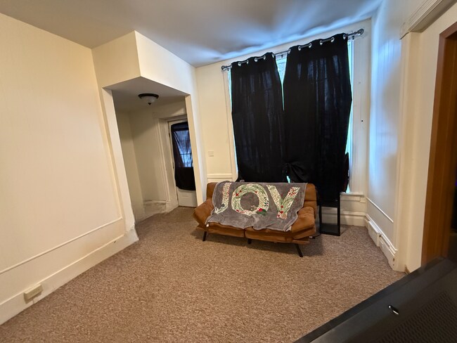 Building Photo - 3 Bed 1 Bath close to UWEC and downtown! Available August-May