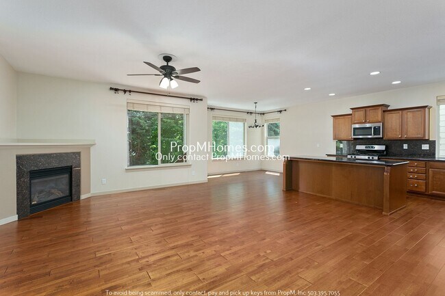 Foto del edificio - Lovely Three Bedroom + Bonus Room In NW Po...