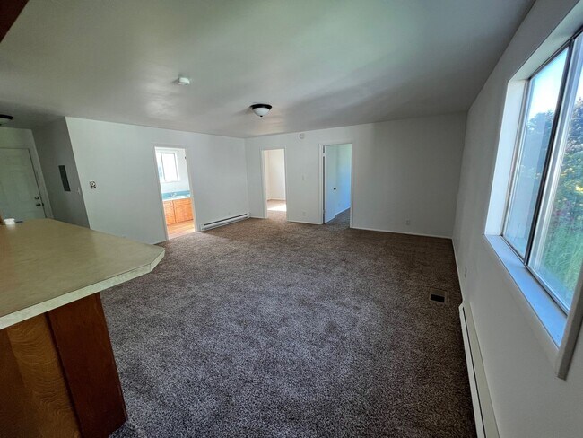 Building Photo - Spacious home on large city lot