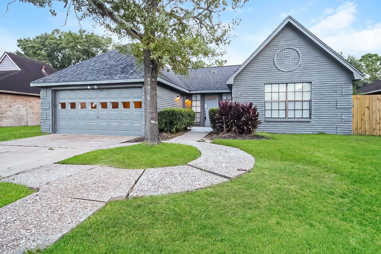 Primary Photo - 2627 S Brompton Dr