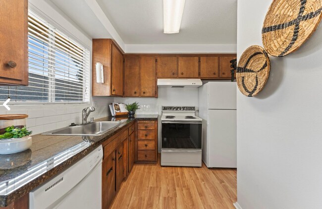 Foto del edificio - 5484 Riverside Blvd
