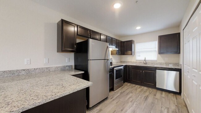 Foto del edificio - AVAILABLE NOW! Dazzling 2BR/2BA Quad Unit ...