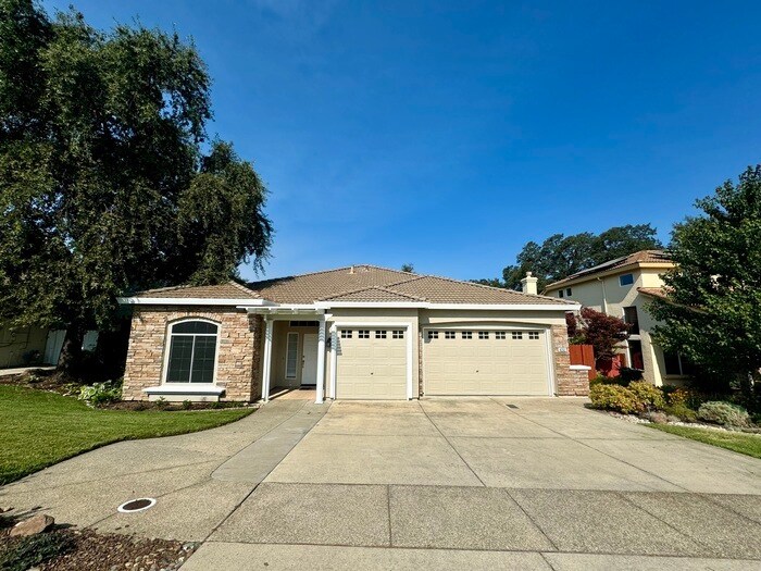 Primary Photo - Stunning 3-bedroom 3-bathroom home in Yank...