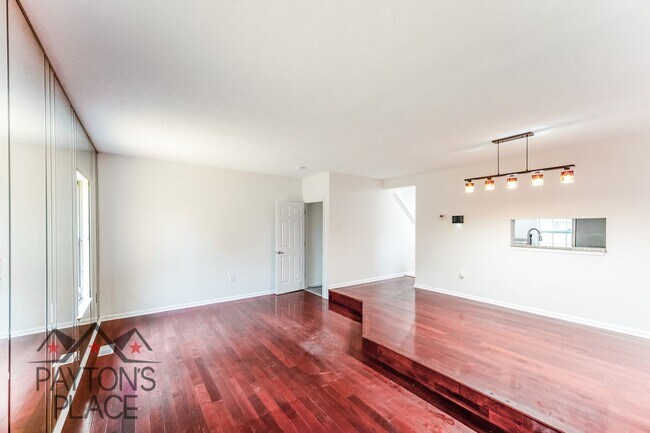 Foto del edificio - Spacious Oxon Hill Townhome with Parking F...