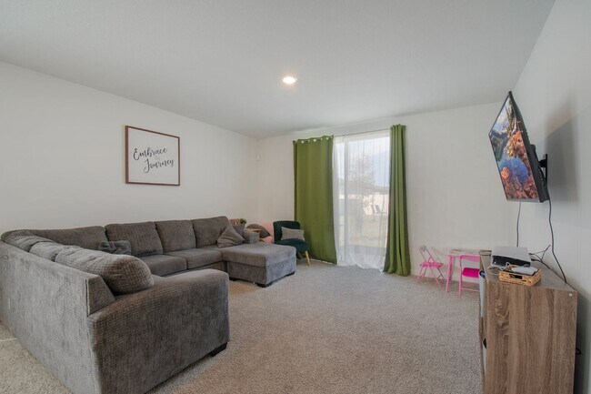 Building Photo - Newly Built 4/2 in Lake Deer Estates of Poinciana!