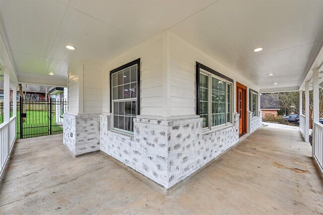 Building Photo - 12744 Point Aquarius Blvd